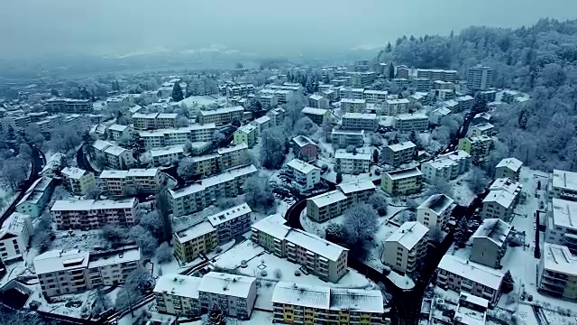 冬日里白雪覆盖的村庄的Arial照片视频素材画面4