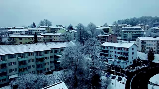 冬日里白雪覆盖的村庄的Arial照片视频素材画面1