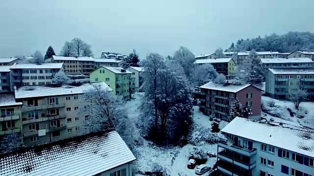 冬日里白雪覆盖的村庄的Arial照片视频素材画面2