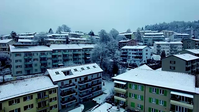 冬日里白雪覆盖的村庄的Arial照片视频素材画面3