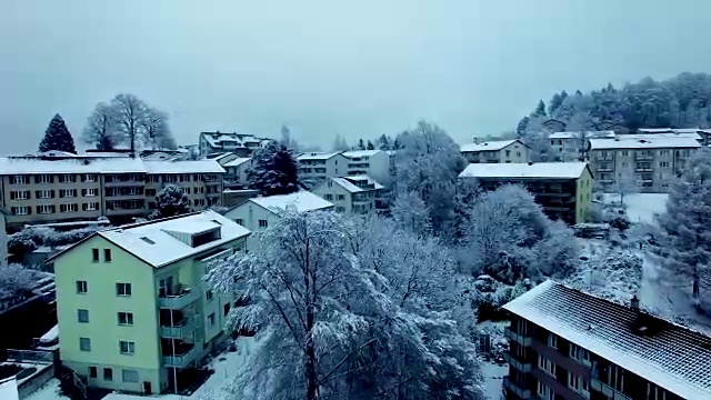 冬日里白雪覆盖的村庄的Arial照片视频素材画面4
