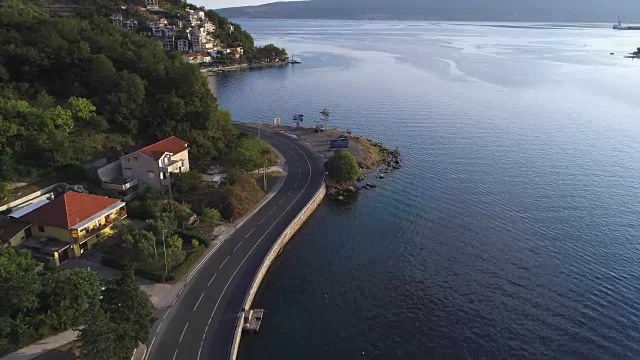 飞越博卡卡托湾海岸的公路。视频素材