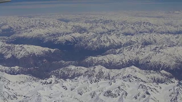 从西藏鸟瞰喜马拉雅山。从飞机窗口观看视频素材