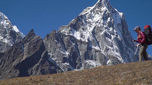 女孩们在喜马拉雅山旅行视频素材