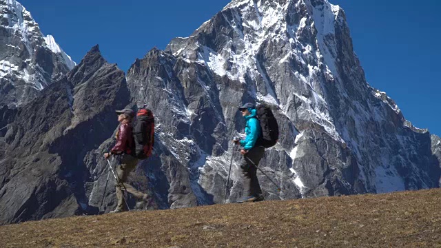 女孩们在喜马拉雅山旅行视频素材