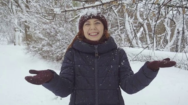 年轻女子在户外享受冬日。雪的冬天的梦想。慢动作视频素材