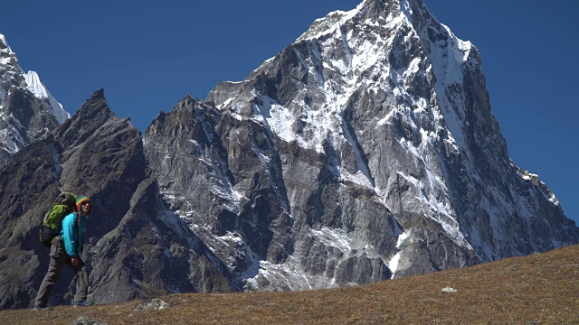 这个女孩正在山里旅行视频素材