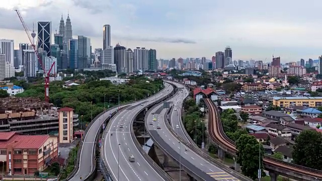 延时交通马来西亚城市太阳升起，缩小视频4k。视频素材