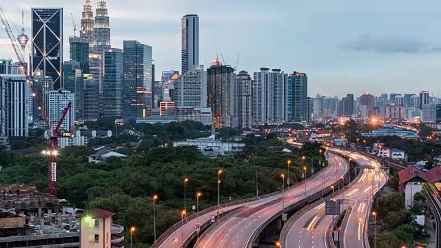 延时交通马来西亚城市太阳升起，缩小视频4k。视频素材