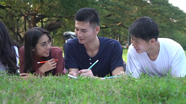 在大学园区工作的学生小组。视频素材画面4