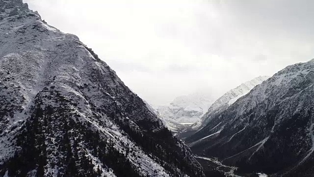 西藏雪山鸟瞰图视频素材画面3