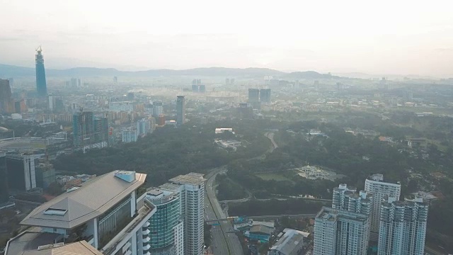 鸟瞰图吉隆坡中央和城市景观在阳光下的吉隆坡视频素材