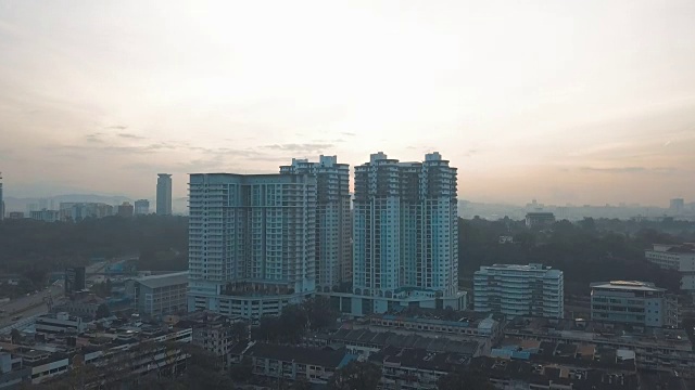 鸟瞰图吉隆坡中央和城市景观在阳光下的吉隆坡视频素材