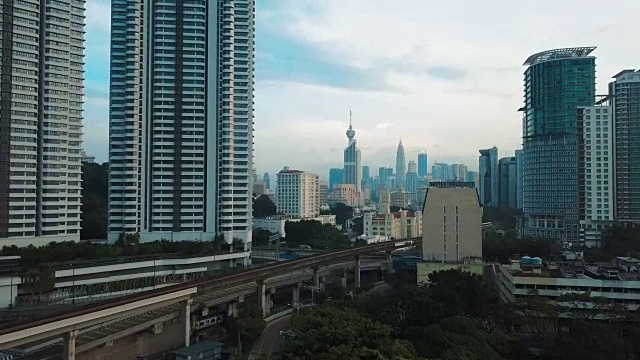 鸟瞰图吉隆坡中央和城市景观在阳光下的吉隆坡视频素材