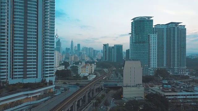 鸟瞰图吉隆坡中央和城市景观，空中列车在阳光下的吉隆坡视频素材