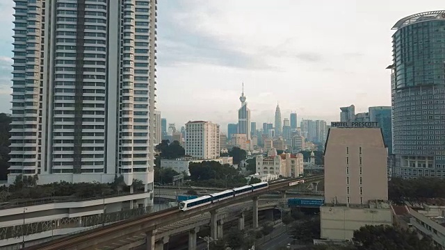 鸟瞰图吉隆坡中央和城市景观，空中列车在阳光下的吉隆坡视频素材