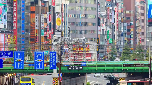 日本东京新宿夜间交通繁忙视频素材