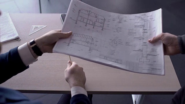 在服务台的人批准建设项目和签署合同视频素材画面1