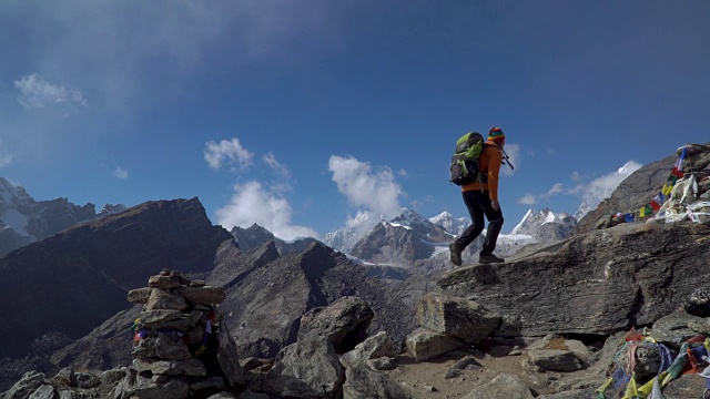 这家伙在喜马拉雅山旅行视频素材