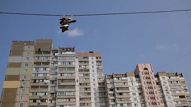 旧鞋挂在宿舍区电线上，有毒贩的标志视频素材画面2