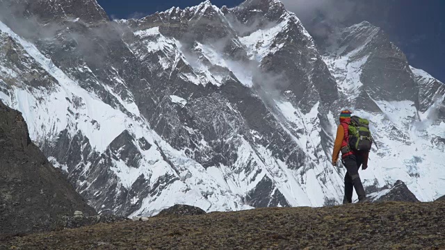 这家伙在喜马拉雅山旅行视频素材