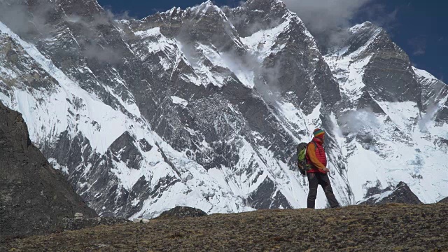 这家伙在喜马拉雅山旅行视频素材