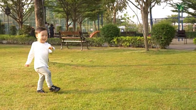 小男孩在花园里奔跑，慢镜头视频素材画面1