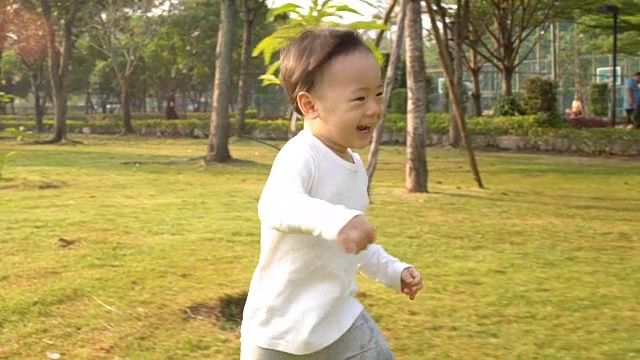 小男孩在花园里奔跑，慢镜头视频素材画面3