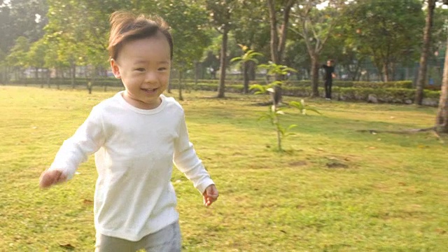 小男孩在花园里奔跑，慢镜头视频素材画面4