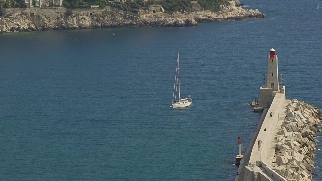 美丽的白色游艇漂浮在海浪上，到达尼斯港，度假视频素材