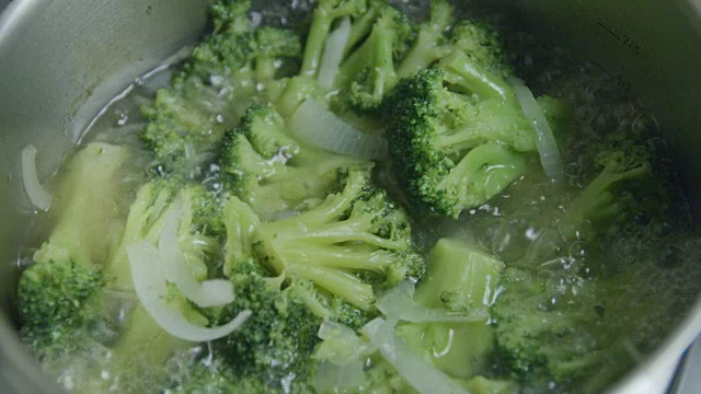 花椰菜汤煮煮慢动作视频素材画面1