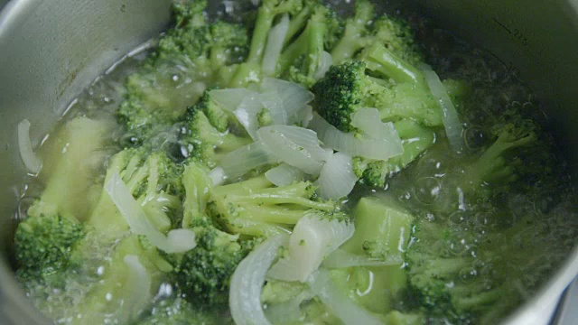 花椰菜汤煮煮慢动作视频素材画面2