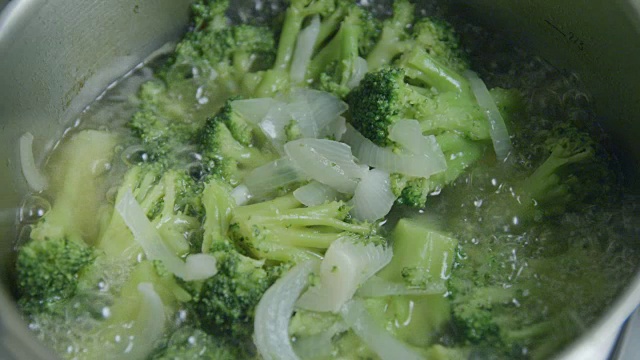 花椰菜汤煮煮慢动作视频素材画面3
