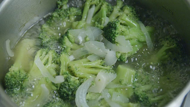 花椰菜汤煮煮慢动作视频素材画面4