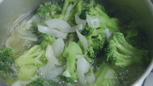 花椰菜汤煮煮慢动作视频素材画面1