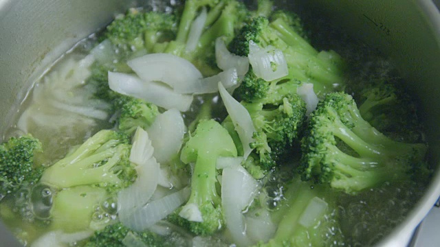 花椰菜汤煮煮慢动作视频素材画面2