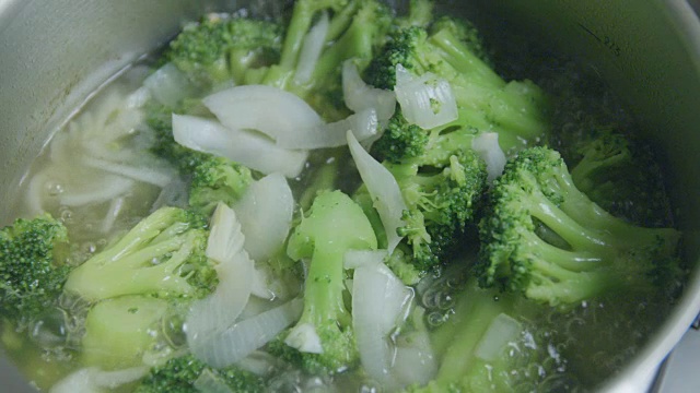 花椰菜汤煮煮慢动作视频素材画面3