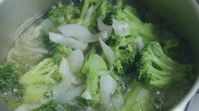 花椰菜汤煮煮慢动作视频素材画面4