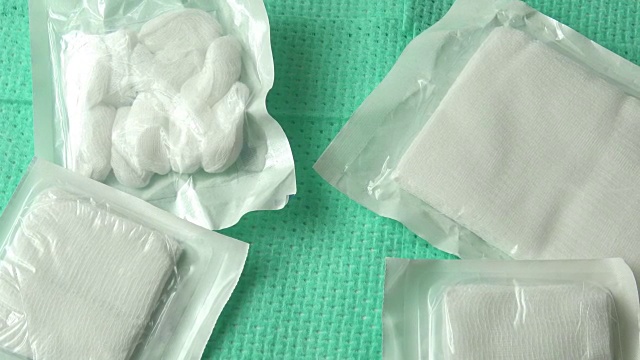 白色医用棉纱布，绿色背景视频素材画面1