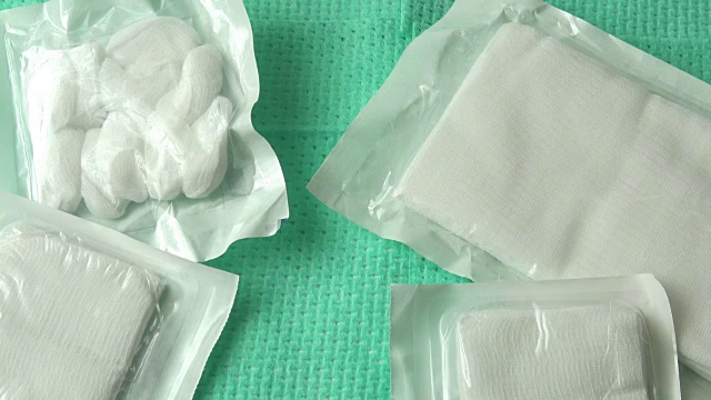 白色医用棉纱布，绿色背景视频素材画面2