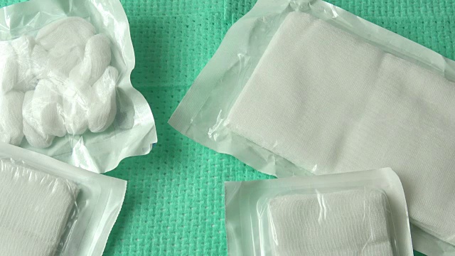 白色医用棉纱布，绿色背景视频素材画面3