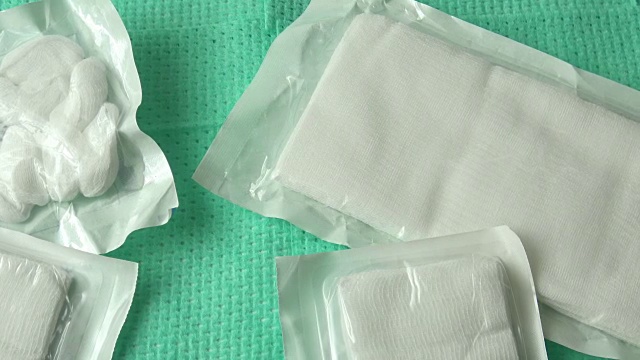 白色医用棉纱布，绿色背景视频素材画面4