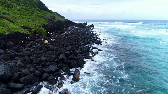 岩石海滩和海浪的鸟瞰图视频素材