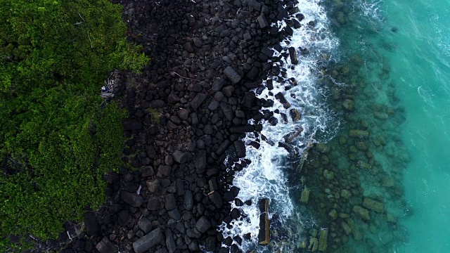 岩石海滩和海浪的鸟瞰图视频素材