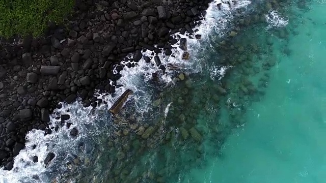 海浪撞击岩石的鸟瞰图视频素材