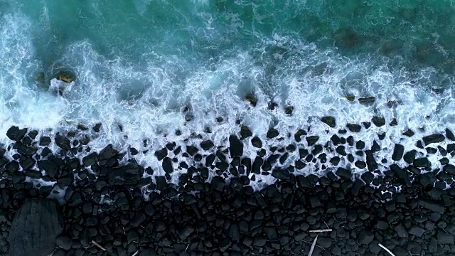 海浪撞击岩石的鸟瞰图视频素材