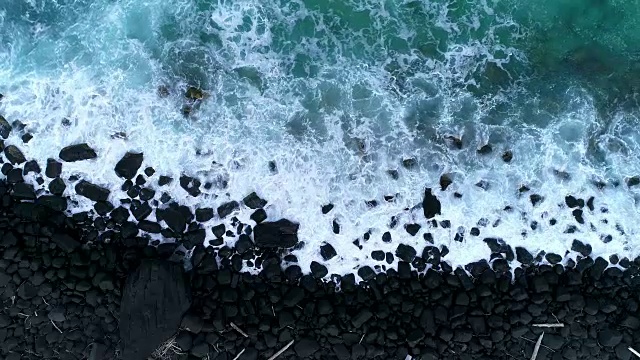 海浪撞击岩石的鸟瞰图视频素材