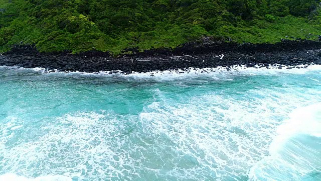 陆地和海洋相撞的鸟瞰图视频素材