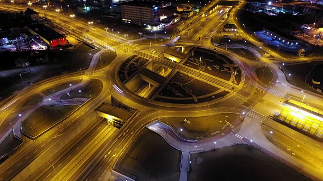 夜间空中城市交叉口交通延时视频素材