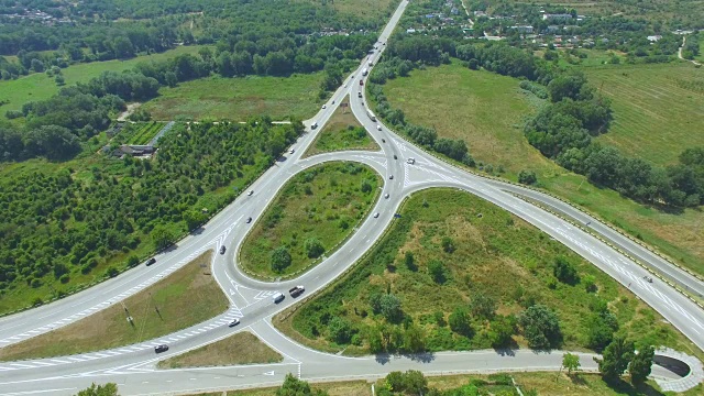 鸟瞰图:乡村公路，俯视图视频素材